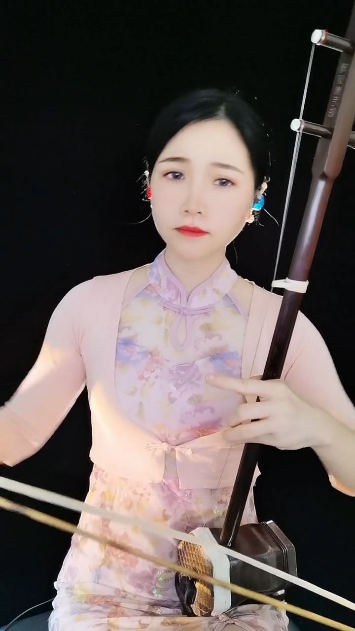 迷惑行为大赏#美女二胡拉奏《爱情这杯酒谁喝都得醉》曲调柔美醉人