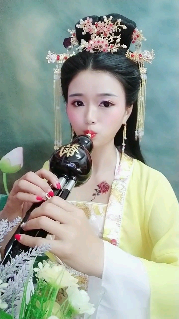 古装美女吹葫芦丝太美了!