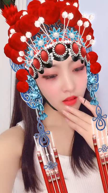 英气十足似少年都道戏子无情谁知戏子也有心