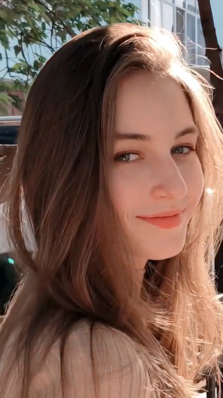 娱乐#可爱迷人的外国美女上线了,笑的那瞬间,你有没有心动呢?