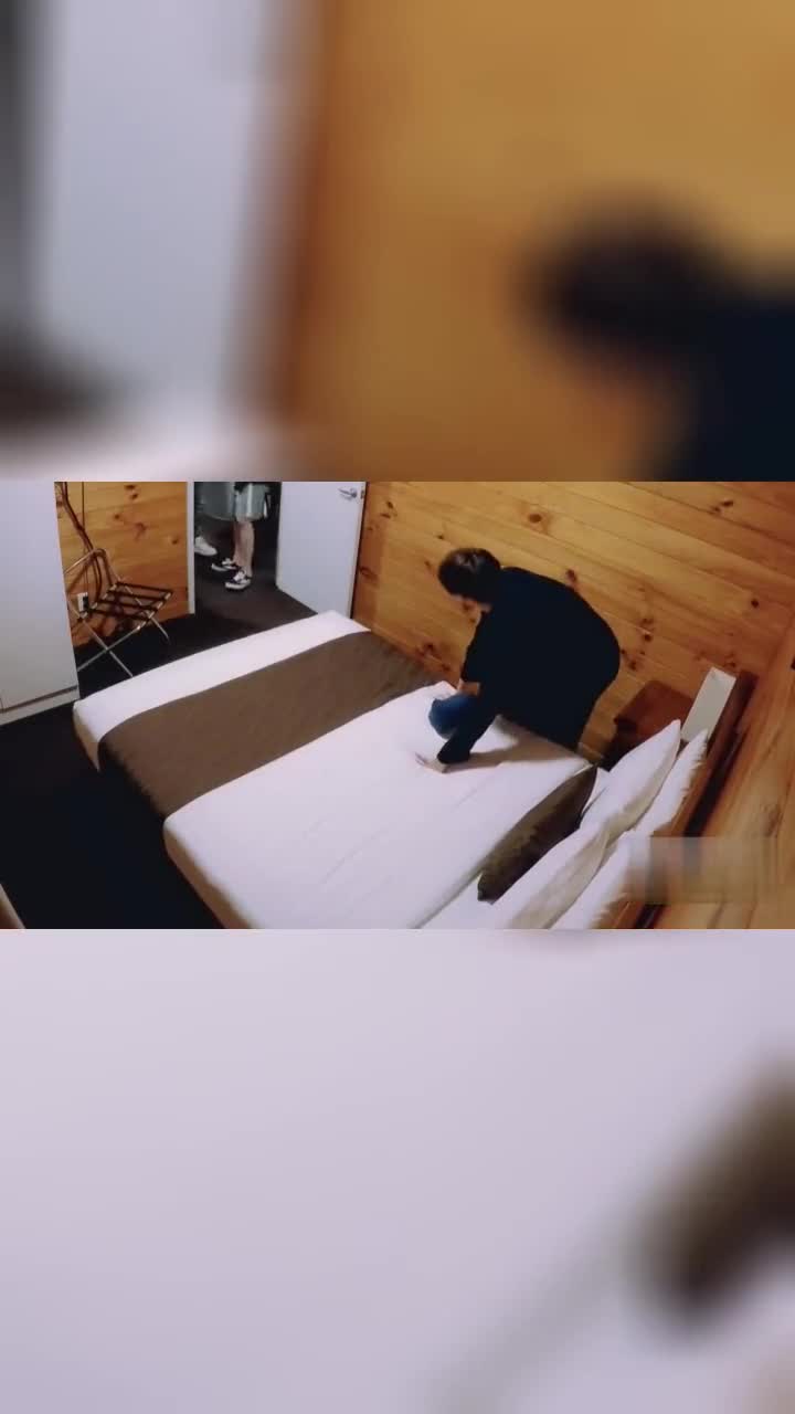 花路团终于住酒店,尤长靖费启鸣在床上打滚,太可爱了!