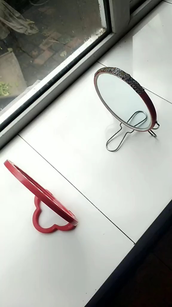 两面镜子对照不应该是无限个镜子吗 ?境子里的另一个世界!