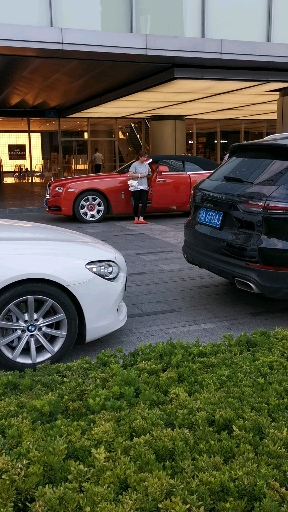 彭州富婆打扮普通人的身份,开劳斯莱斯600多万的实力不允许啊!