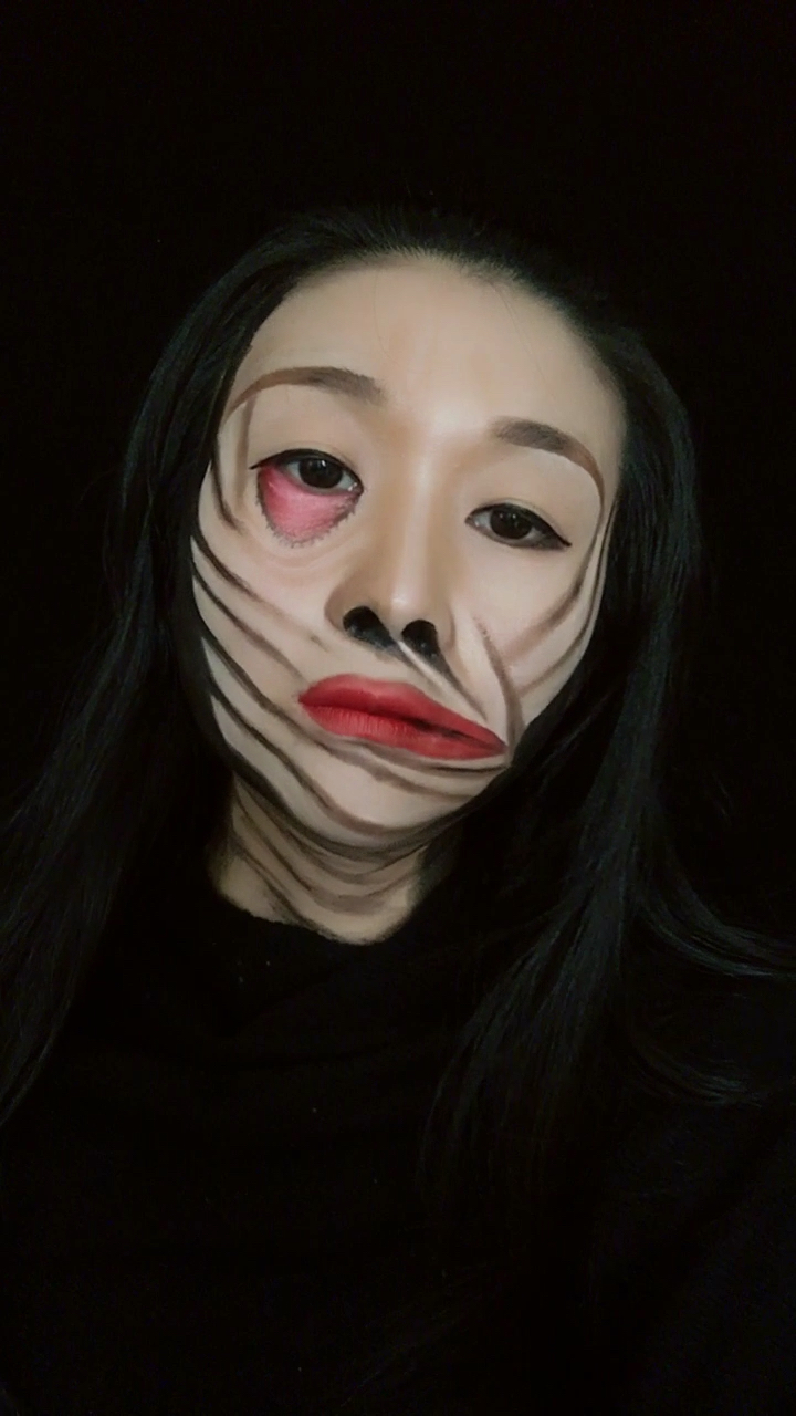 拧歪的脸部彩绘