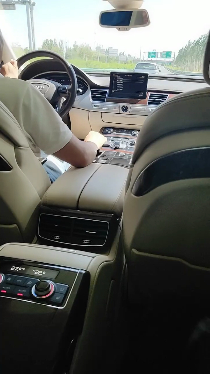 我要上热门#奥迪a8坐着就是舒服!