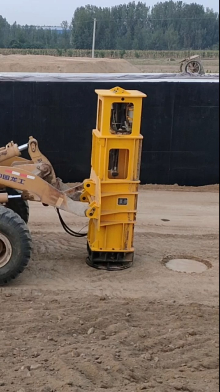什么是铲车打夯机?如此简单的装载机带的打夯机施工现场?