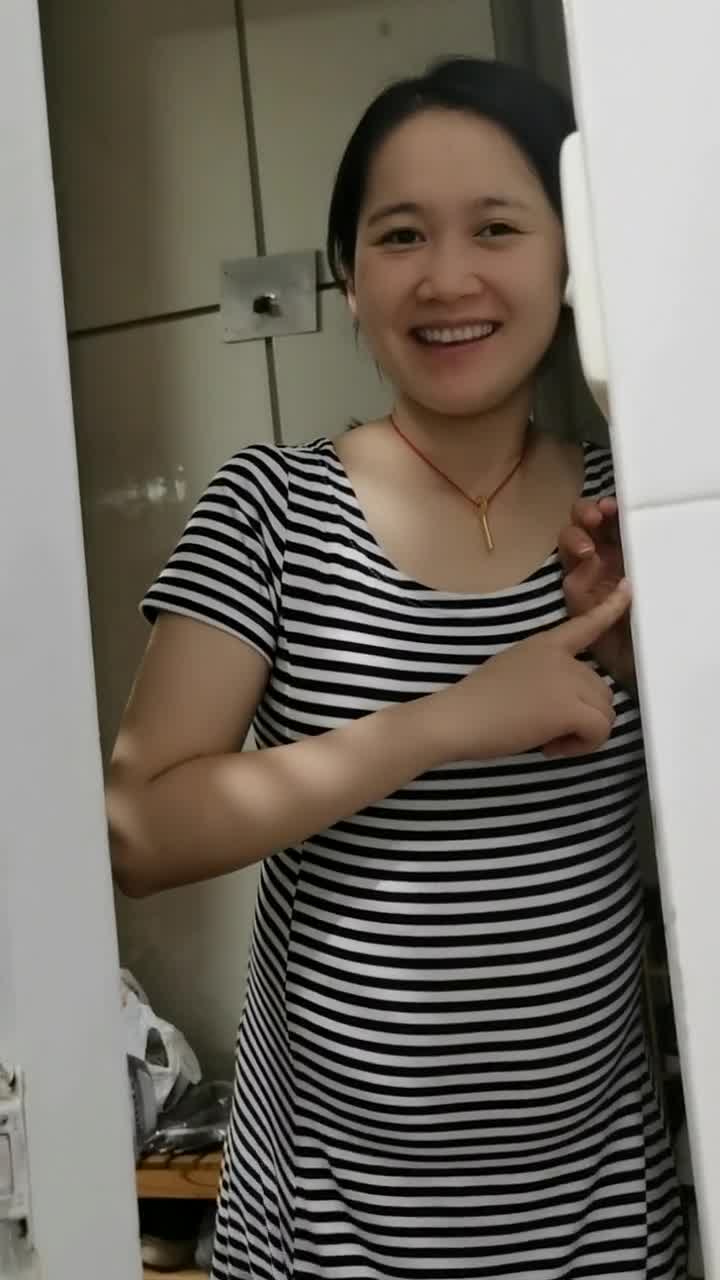 你们上厕所的时候,门口也站着这玩意吗(憨媳妇越来越粘人了)