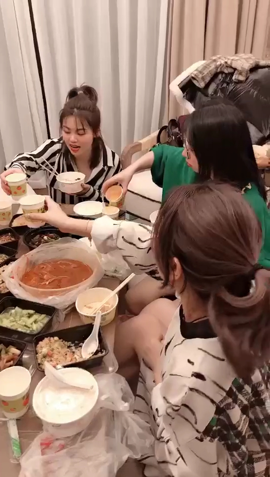 今天你秀恩爱了吗#女人聚餐嗨,男人带娃累