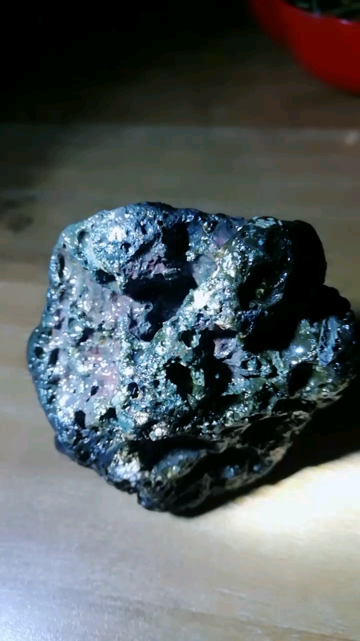 刚清洗完的两块小陨石,有磁性,特别的漂亮.