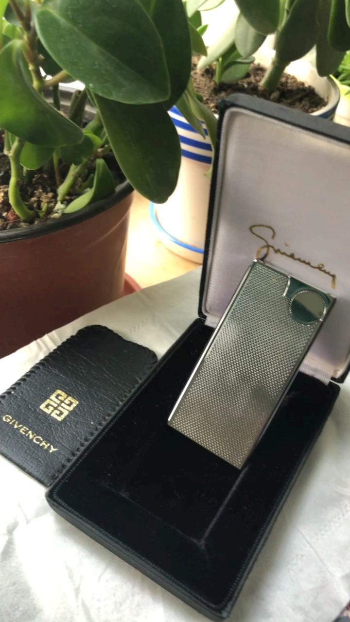 纪梵希超薄卡片打火机