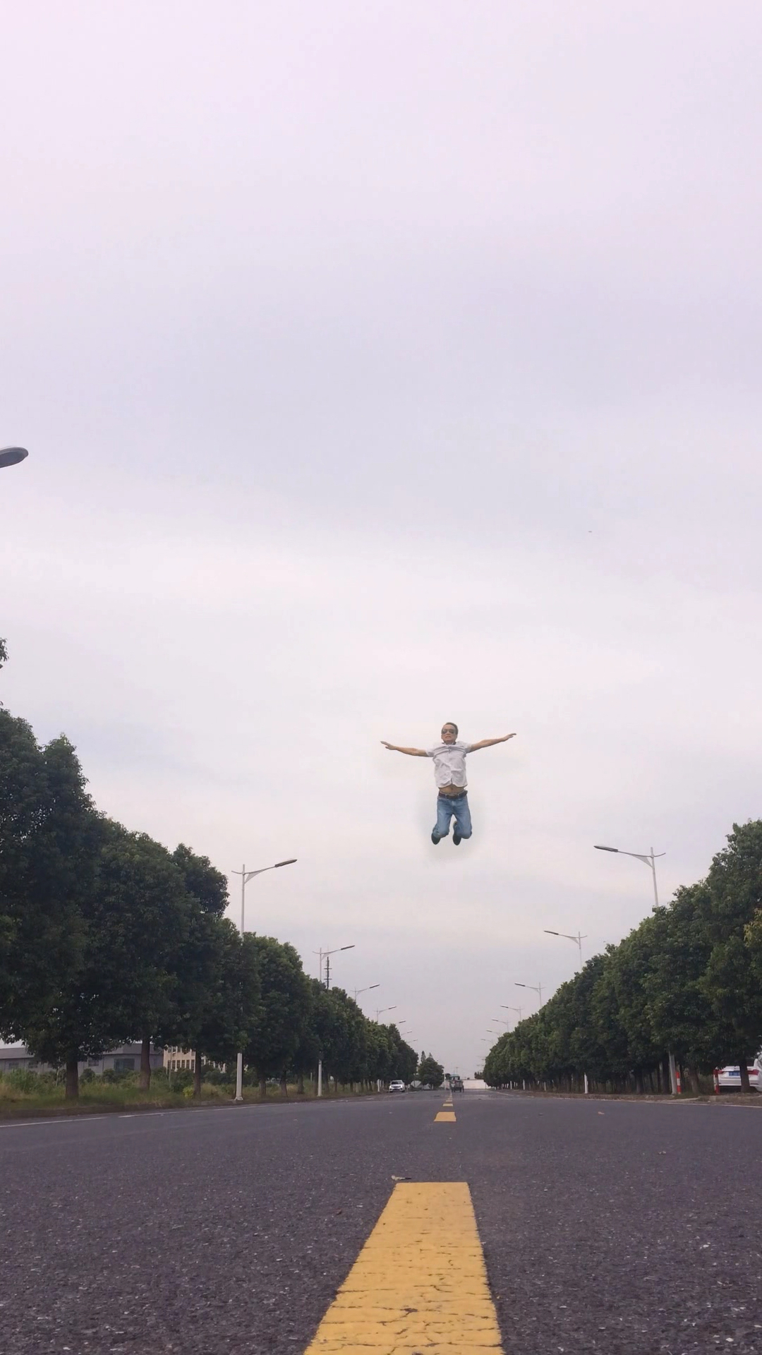 哇 天上有个人在飞