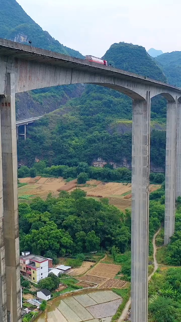 杜布高架桥,位于广东清远阳山,号称亚洲最高的高架桥,在上面开车的