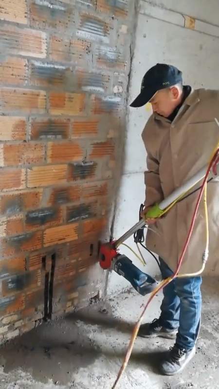 改水电第一步,必须放线开槽.