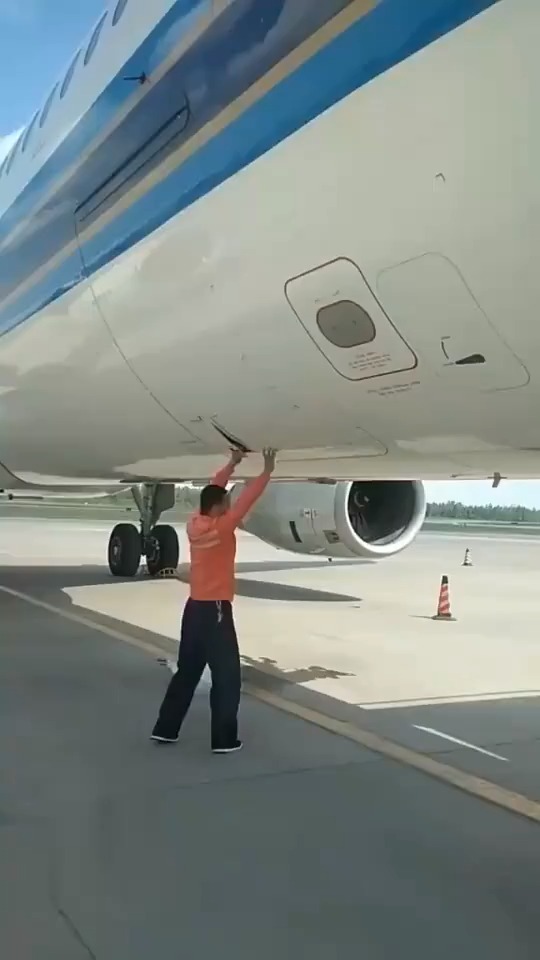 原来飞机开行李舱门是这样开的