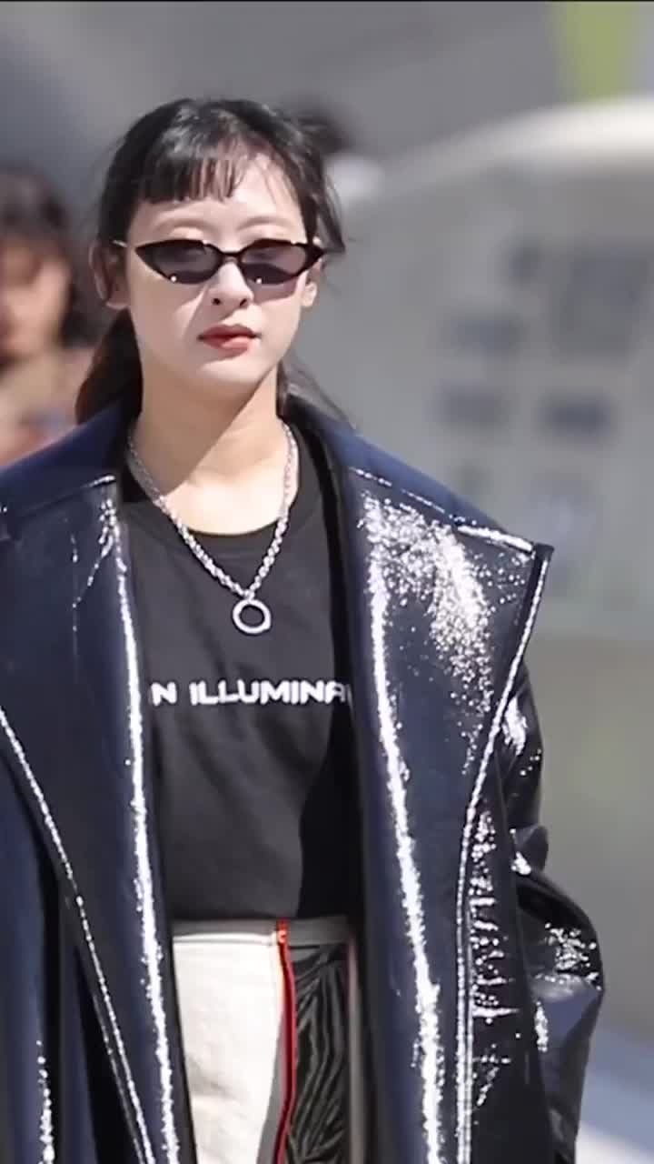 这件皮衣自带了一种社会一姐的气质