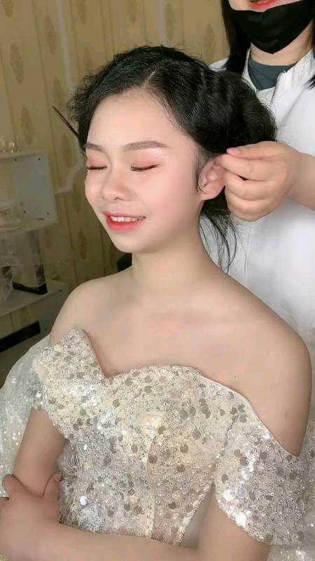 一分钟轻松搞定钢丝卷发简单大气适合典礼白纱造型-度小视