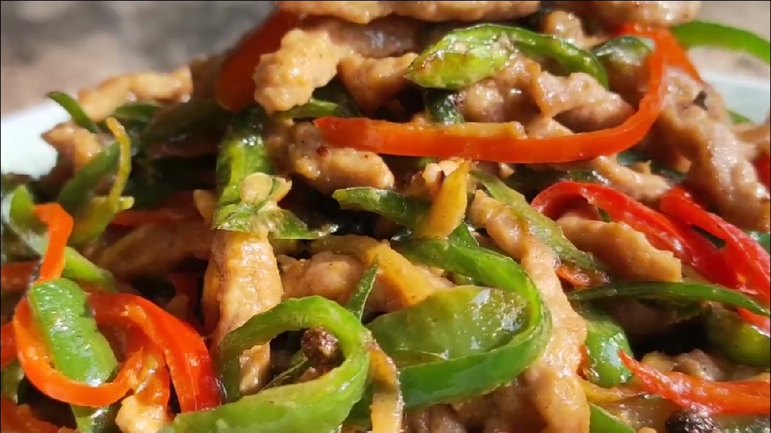 美食#青红椒炒肉丝巴适!