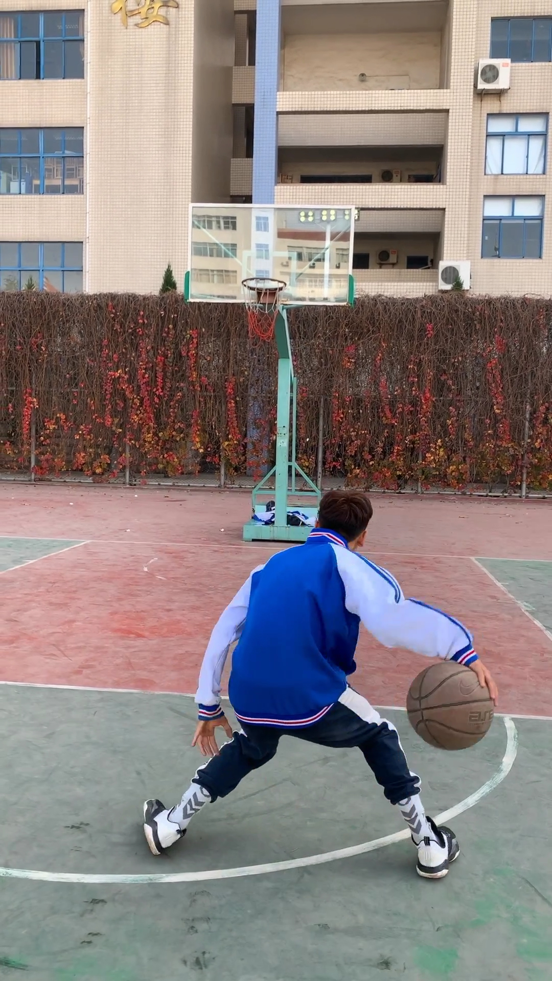 穿着校服打篮球的男孩子喜欢吗