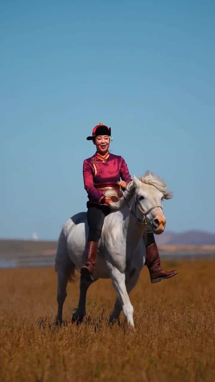 来自内蒙古草原上的女汉子,太潇洒了,让人羡慕不已