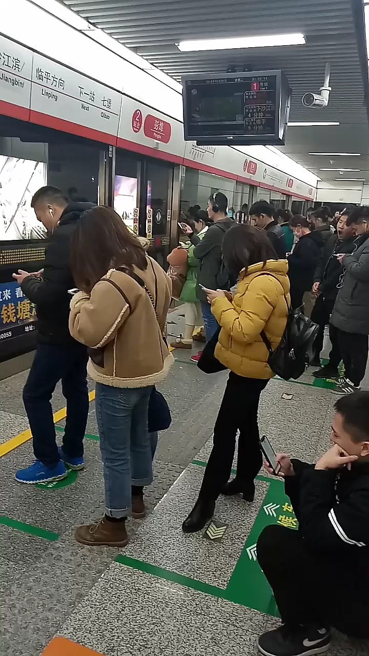 大城市就是文明,排队很整齐