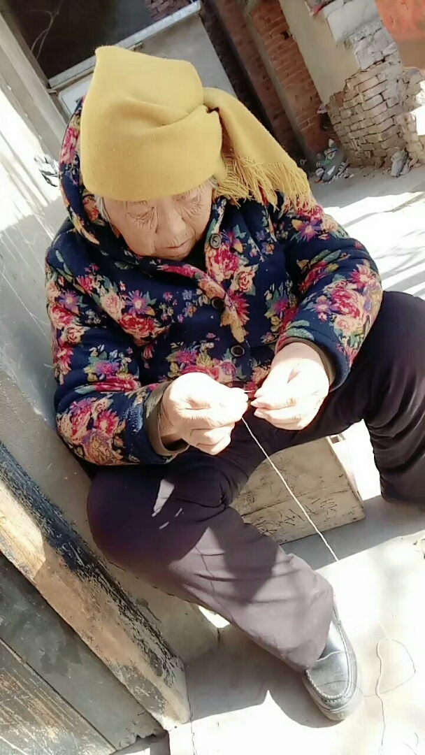 80岁的奶奶穿针引线!棒棒哒