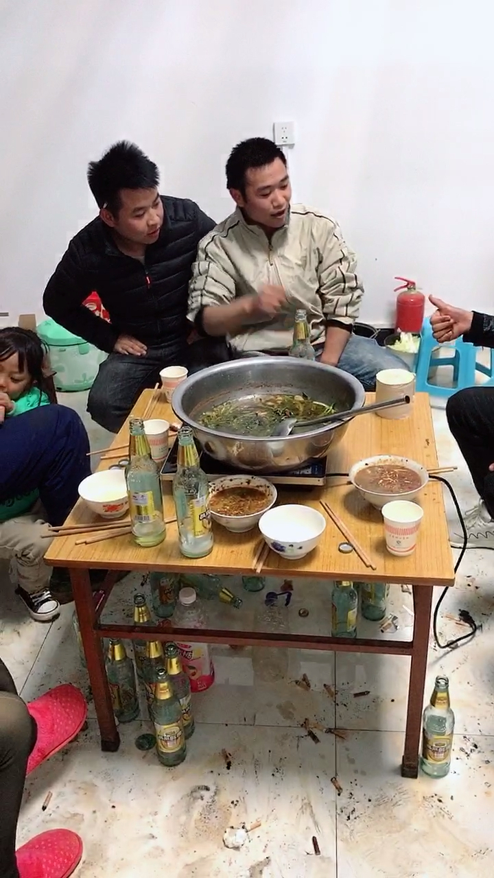 出不去,在家喝酒