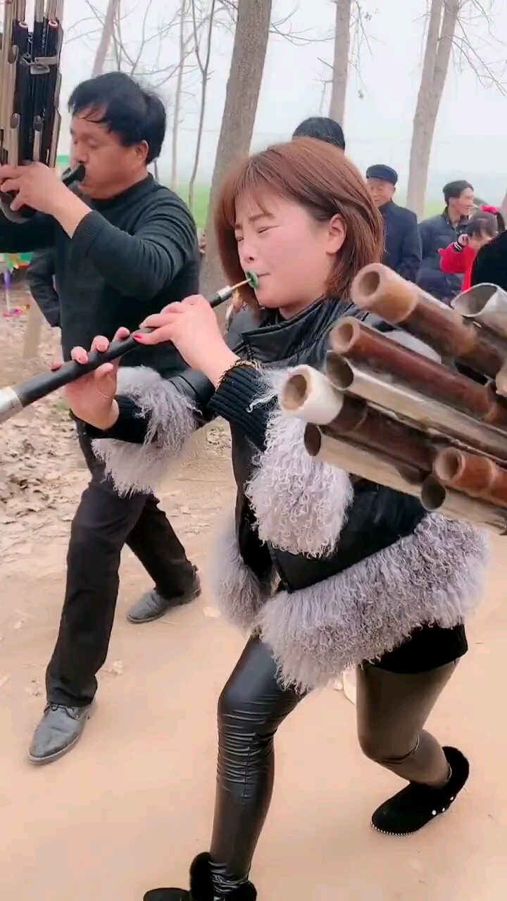 这步伐不愧是豫东女唢呐王