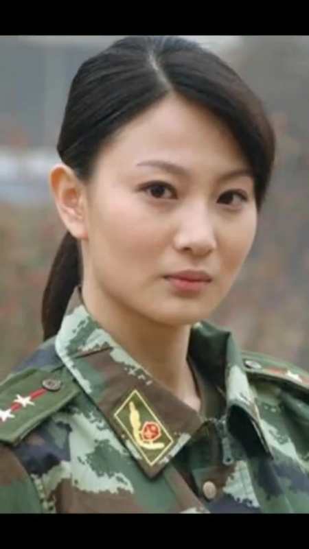 她是最美"军花",曾在居中倒追吴京,脱下军装那一刻仙韵十足