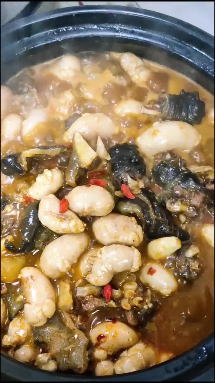 开奔驰s400l夫妻两每星期都会来吃一锅——鸡子炖甲鱼