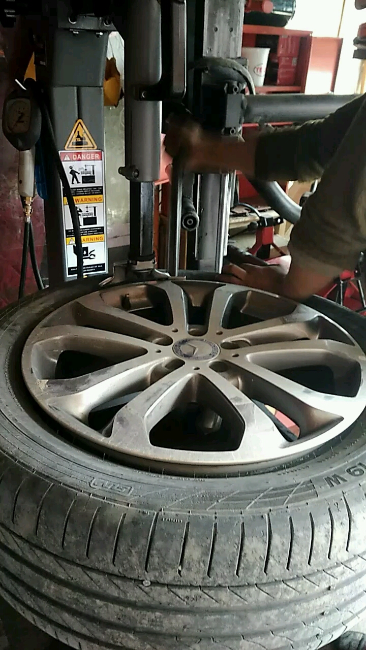 奔驰来补胎啦,安师傅绝对专业