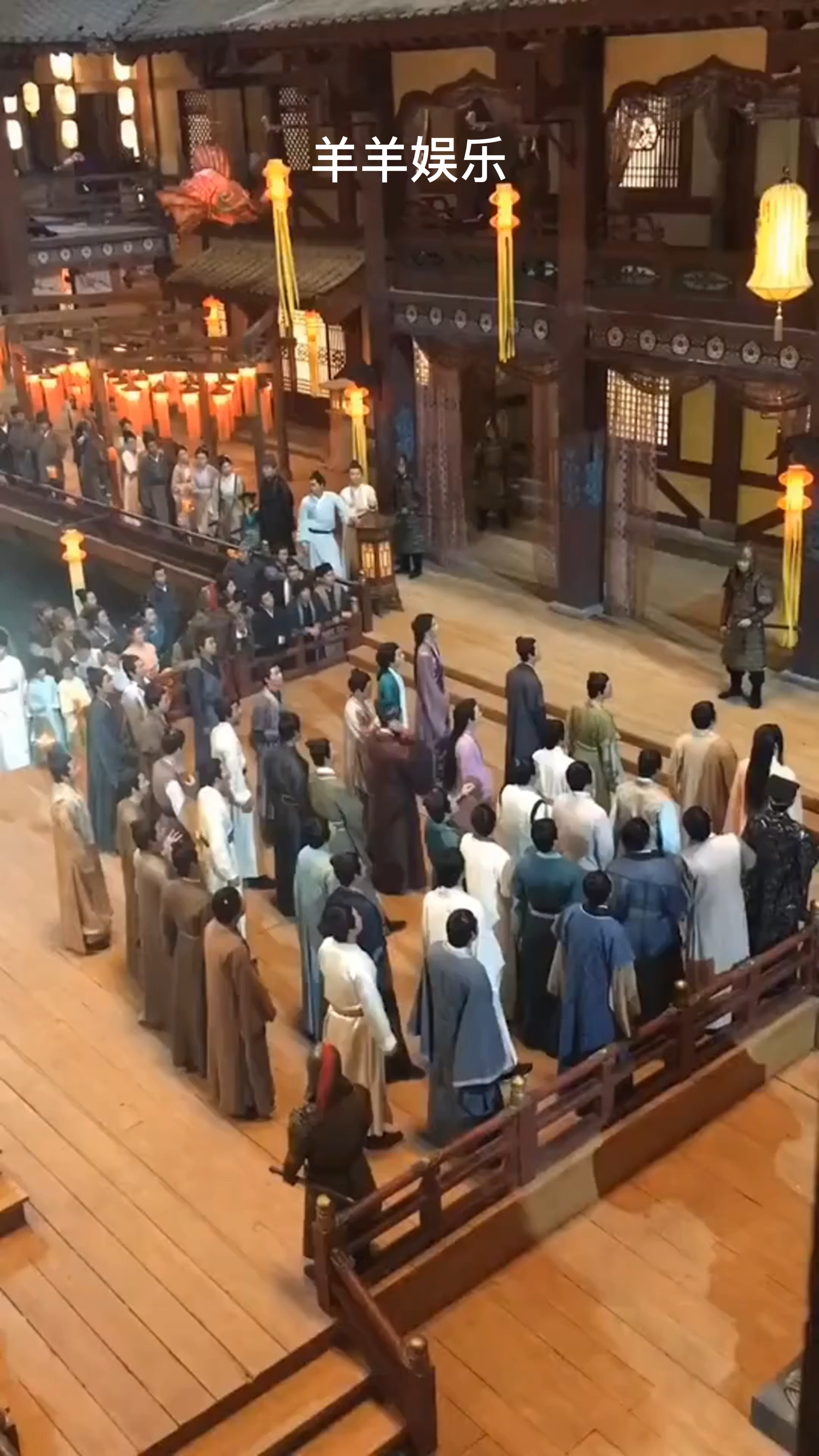 拍古装戏,群众演员在抢绣球,抢到的有奖励哦,你也快来抢吧