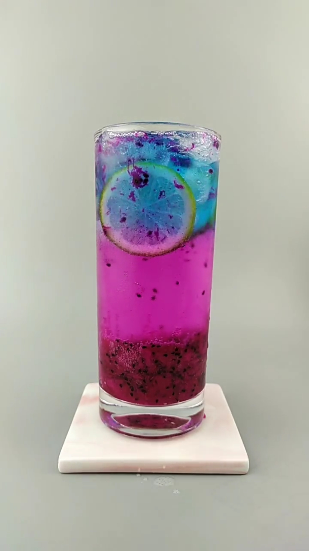 蓝色火焰 食材:红心火龙果 冰块 柠檬片 鸡尾酒