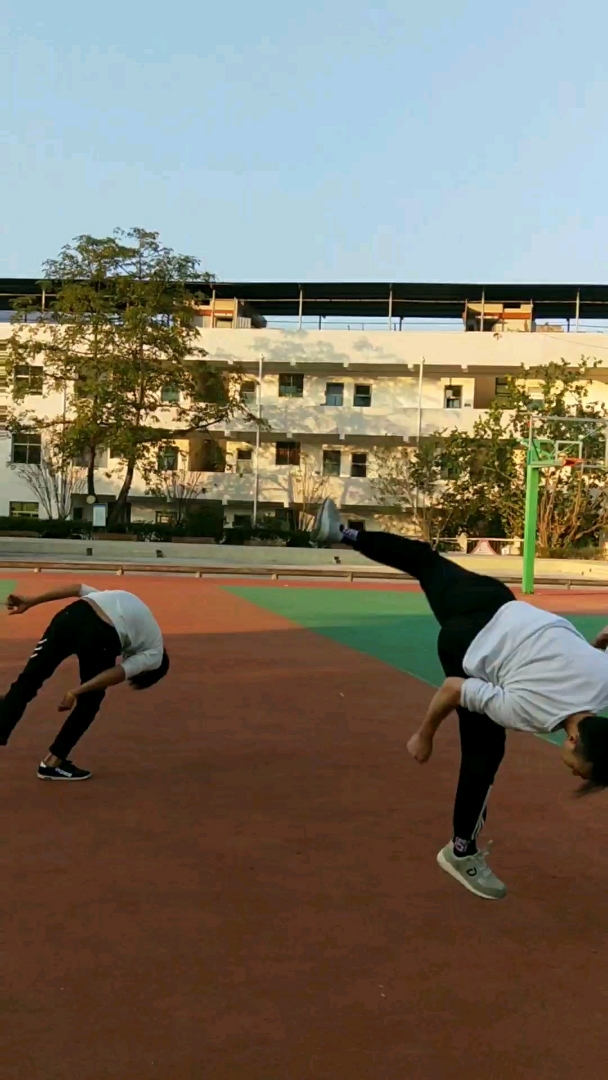 优秀如我#学校操场双人踢月腿