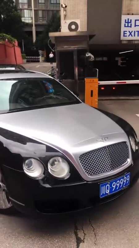 本以为宾利是老大,没想到后车一出来,瞬间炸街!-度小视