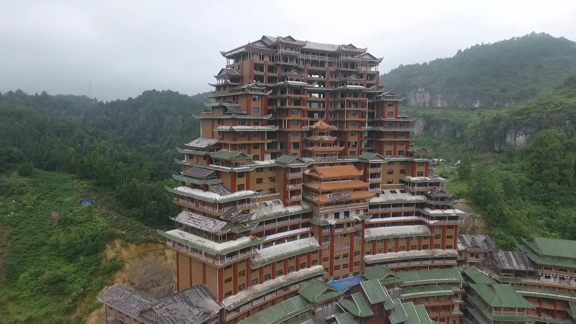 旅游进行时#航拍独山净心谷水司楼