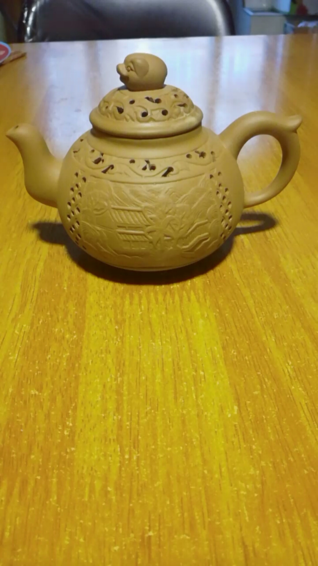 这是我多年前收藏的紫砂壶,大周浮雕