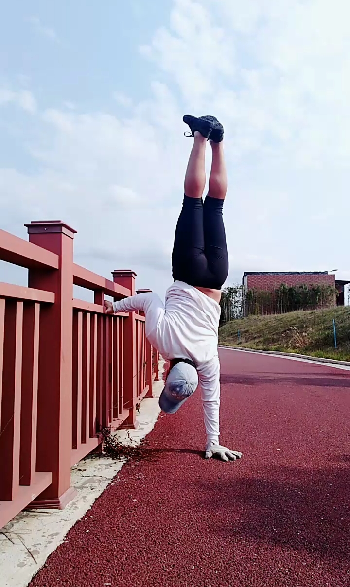 健身宁教练传递健身正能量#单手倒立练习