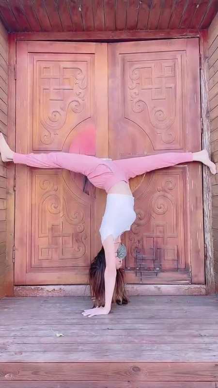 双手倒立劈个叉这样的难度大不大?-度小视