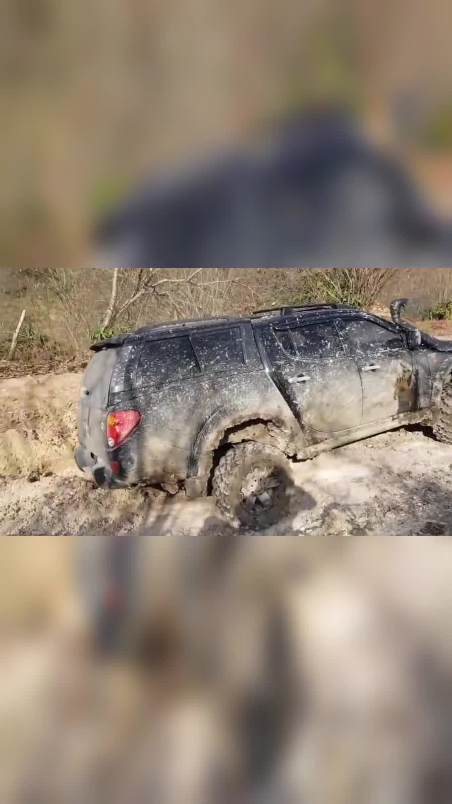 车身满是泥浆的越野车,遇到了点坎坷,调整一下再继续前进!