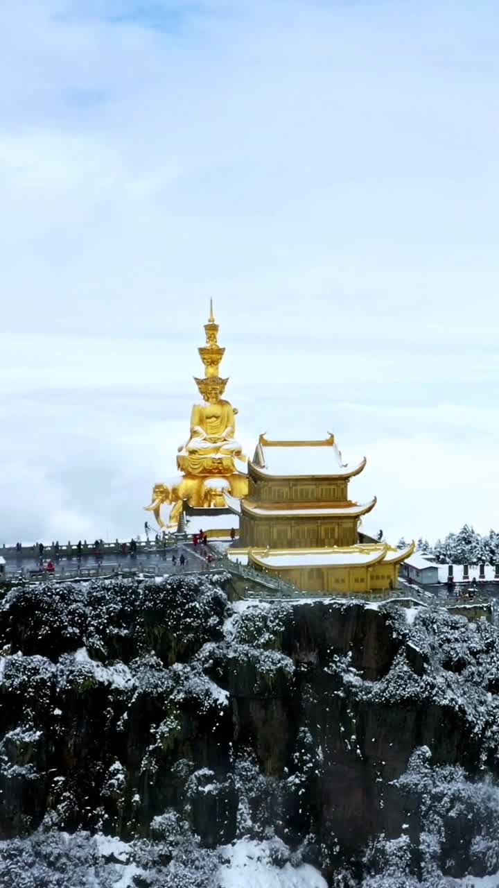 四月的峨眉山金顶,又下雪了