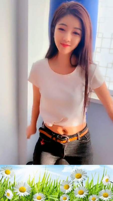 娱乐#高颜值妹子喜欢上了《扭胯舞》,感觉自己恋爱了