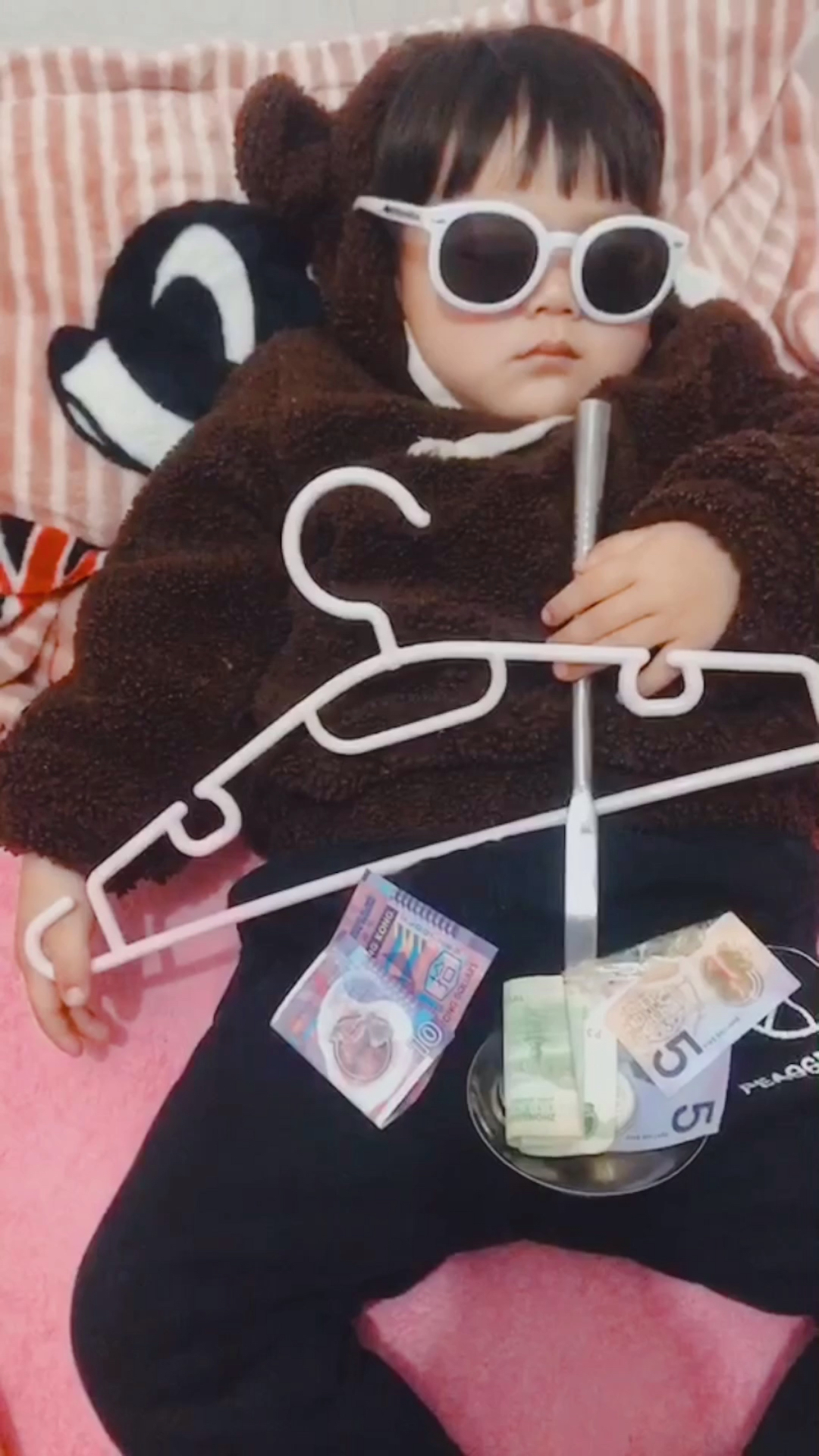 搞笑萌娃#谨遵古训"穷养儿富养女"～自己的奶粉钱自己挣!