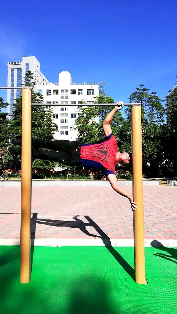 公园现身人体旗帜高高手