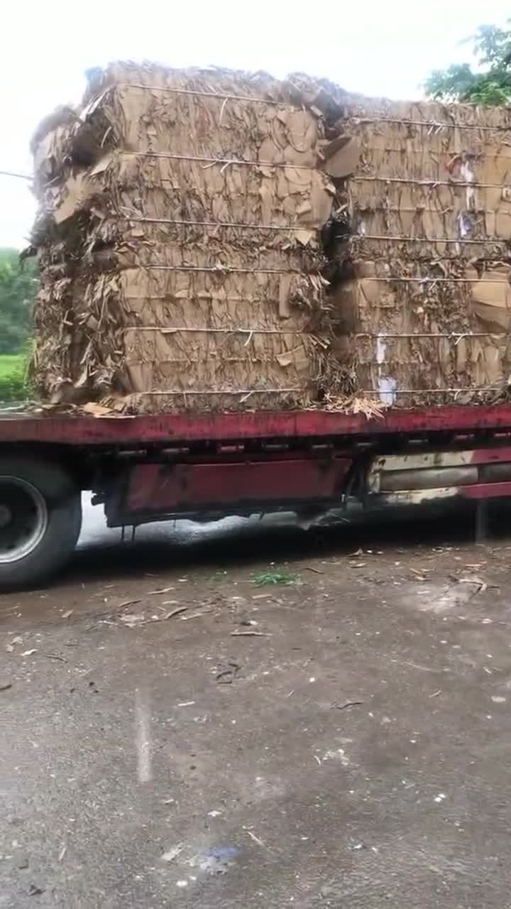 纸箱运输装车,这一场大雨下来,生意算是完了!