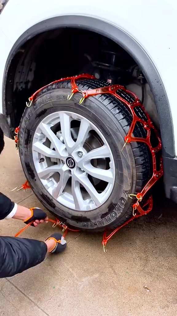 冬季来临,给爱车轮胎装一款防滑链,安装简单,效果不错