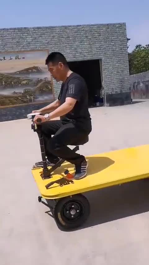 高手在民间牛人自制电动四轮平板车下一秒操作可以申请专利了