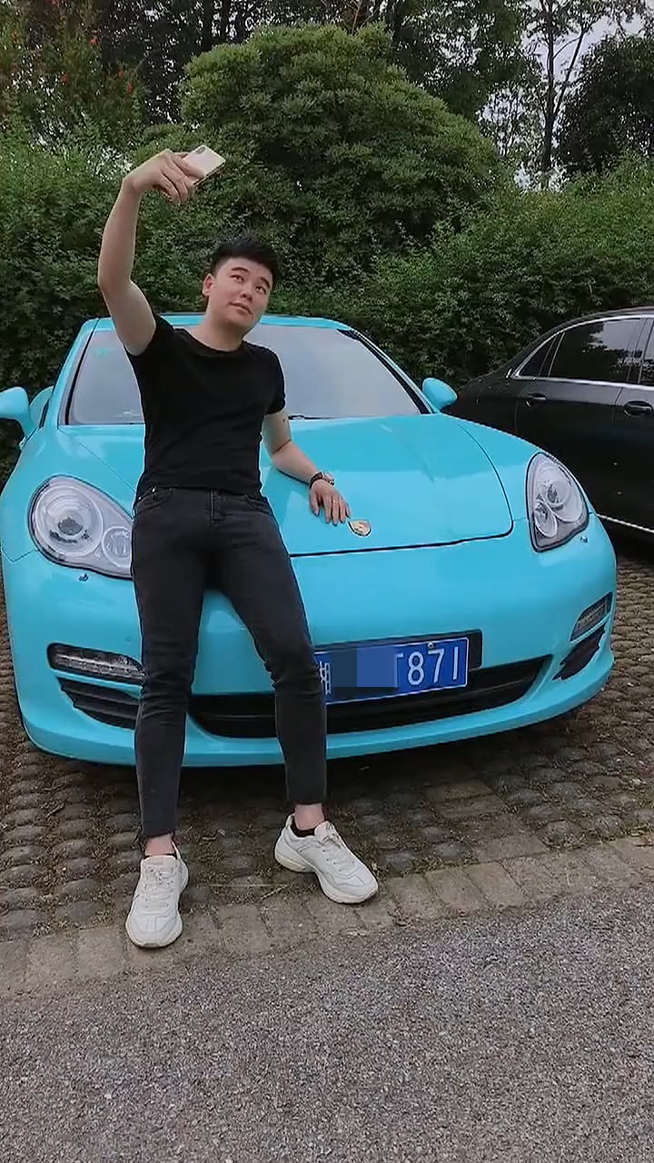 找辆豪车来张自拍,喜提豪车的虚伪一天开始了,明天拍啥车呢