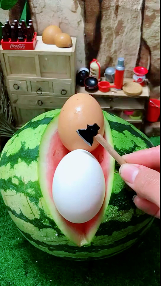 一个西瓜两个蛋 是什么哈哈