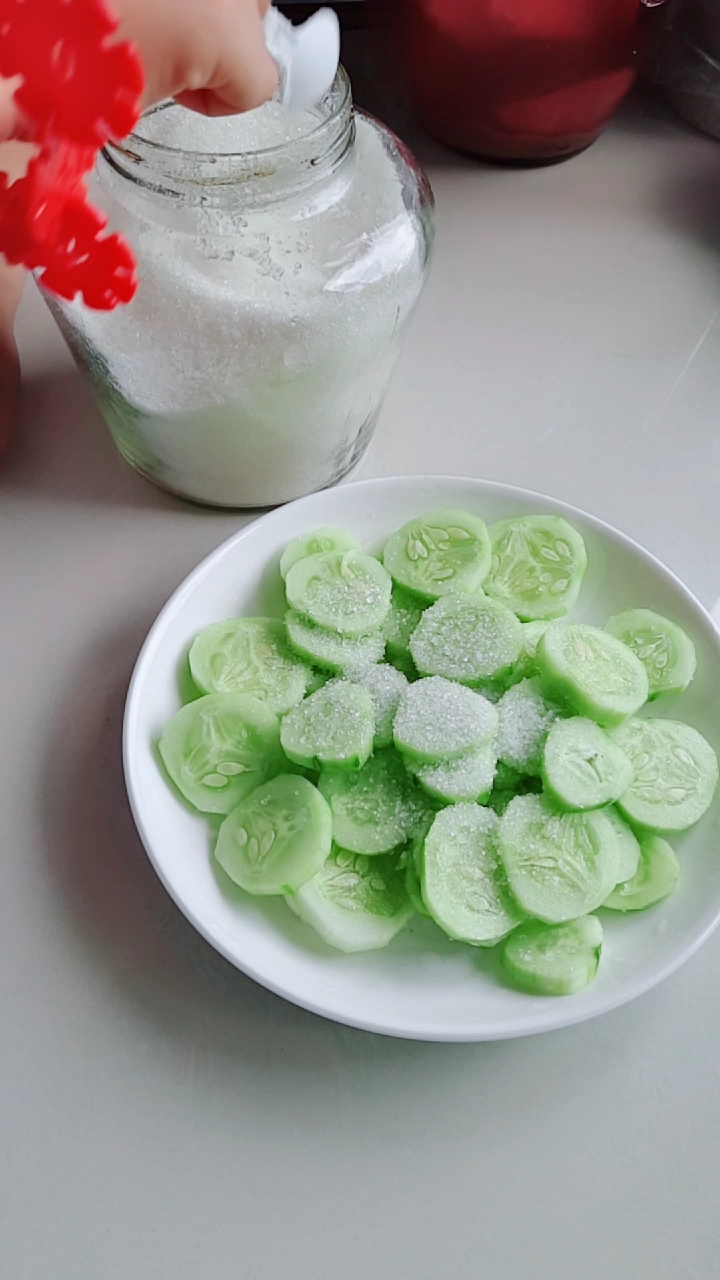 白糖拌黄瓜,很清爽!