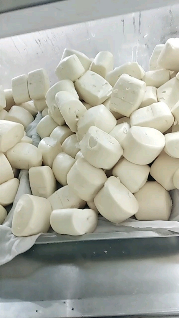 超市的馒头.很便宜,一块八一斤.